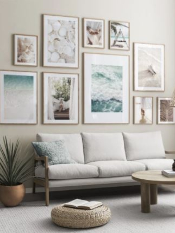 Un mur de cadres avec les affiches Desenio